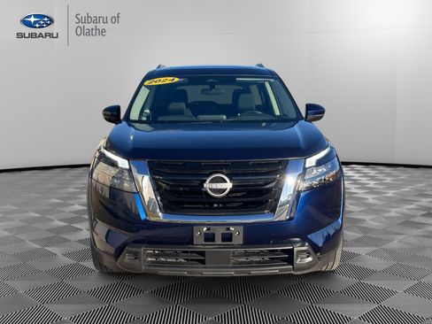 Used 2024 Nissan Pathfinder SV w/ SV Premium Package image 14