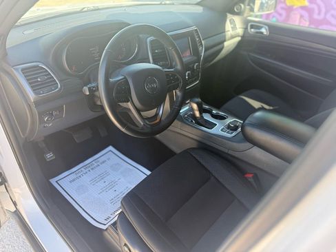 Used 2019 Jeep Grand Cherokee Laredo image 9