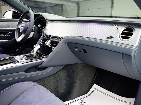 Used 2023 Bentley Flying Spur V8 image 27