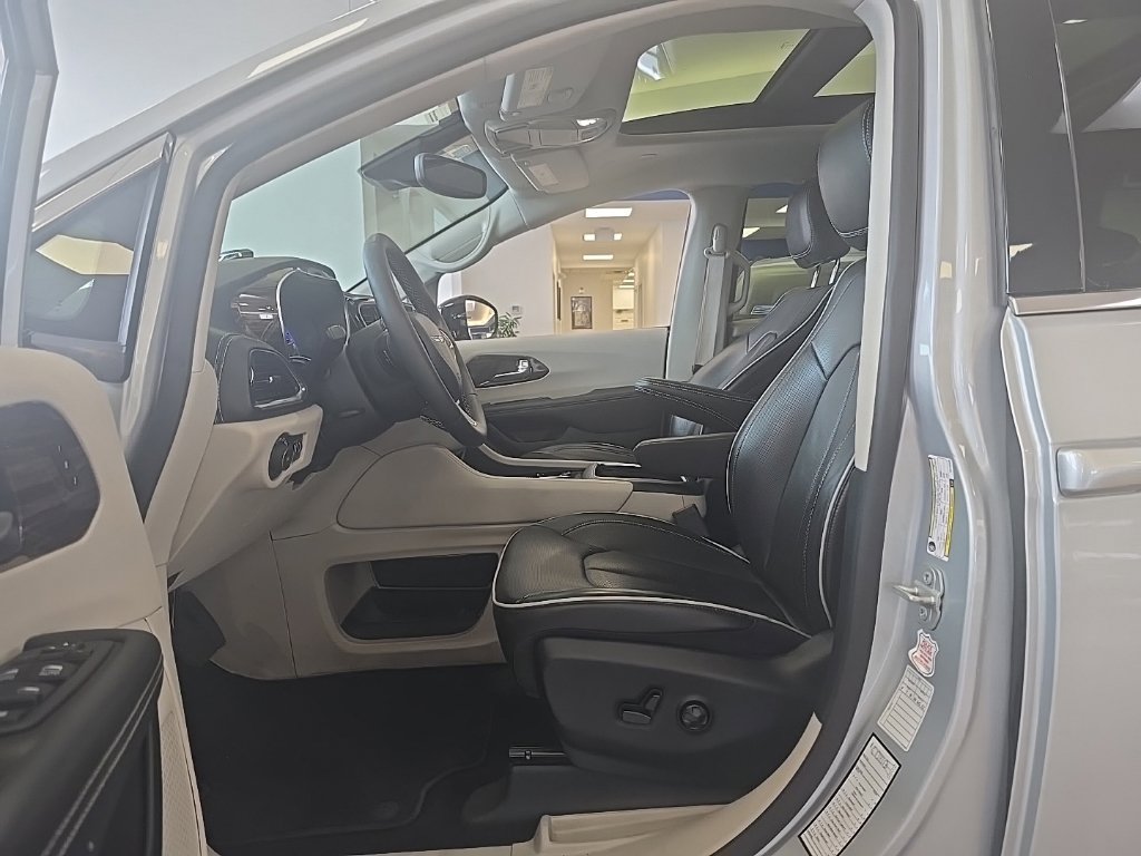 Used 2024 Chrysler Pacifica Limited FWD image 13