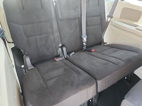 Used 2018 Dodge Grand Caravan SE FWD image 30