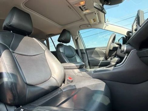 Used 2019 Toyota RAV4 XLE FWD image 14