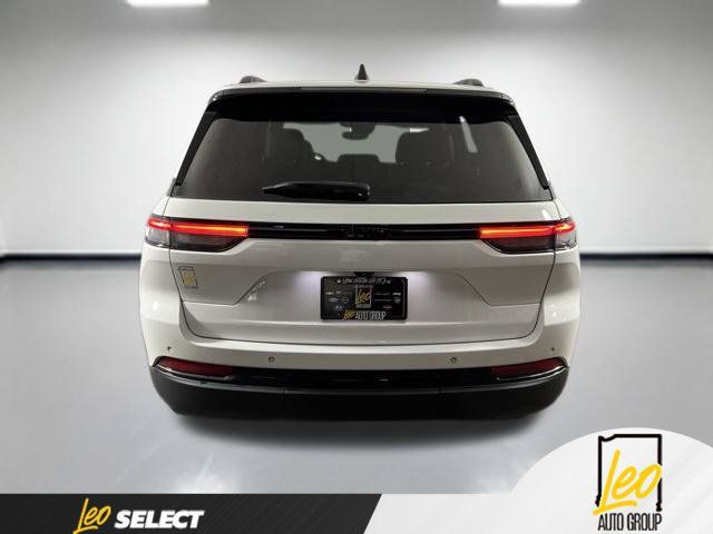 Used 2023 Jeep Grand Cherokee Altitude RWD image 9