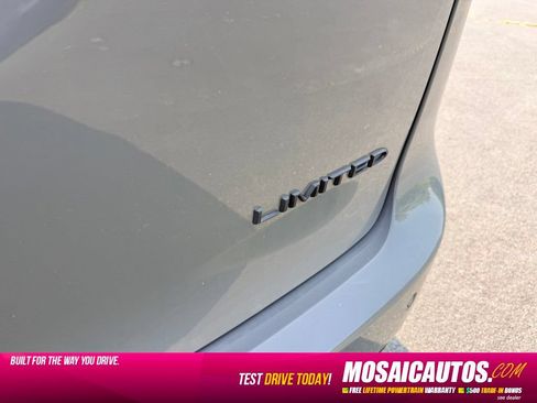 Used 2025 Chrysler Pacifica Limited FWD image 6