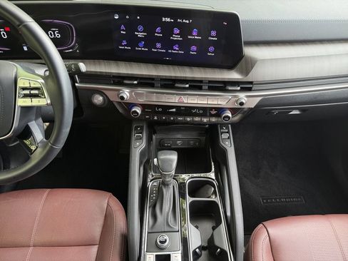 Used 2023 Kia Telluride EX w/ EX Captain's Chair Package FWD image 11