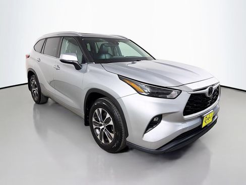 Used 2022 Toyota Highlander XLE AWD/4WD image 4