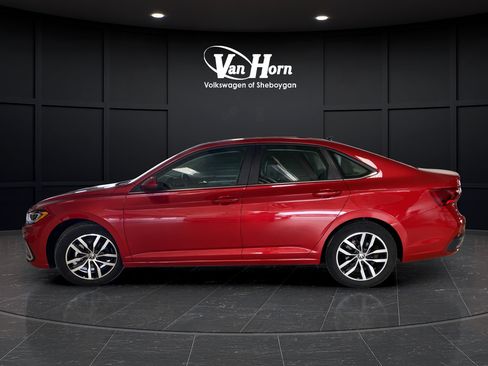 Used 2025 Volkswagen Jetta SE FWD image 4