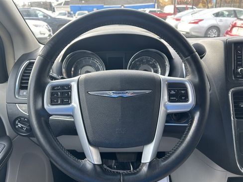 Used 2014 Chrysler Town & Country Touring image 14