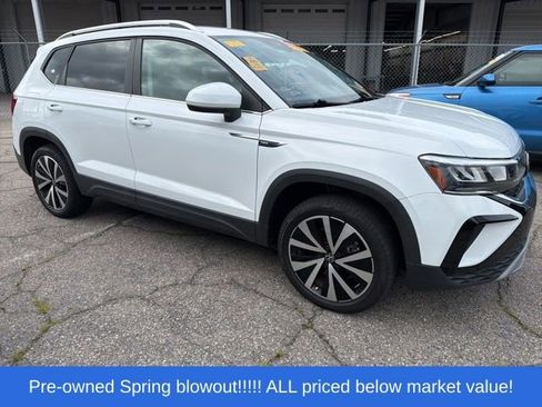 Used 2022 Volkswagen Taos SE w/ Driver Assistance Package FWD image 9