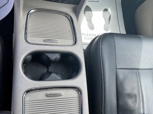 Used 2016 Chrysler Town & Country Touring FWD image 2