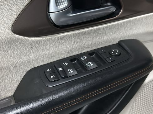 Used 2017 Chrysler Pacifica Touring FWD image 23