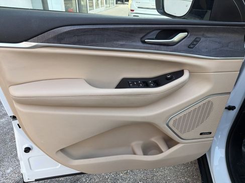 Certified 2022 Jeep Grand Cherokee Limited image 3