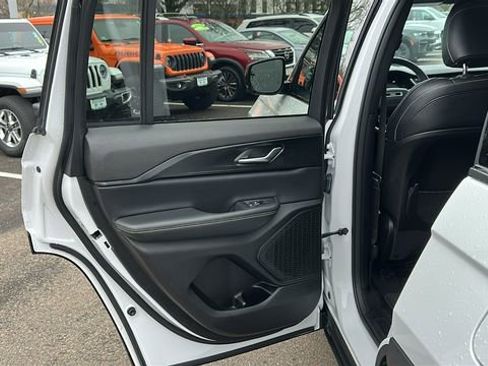 Used 2023 Jeep Grand Cherokee Altitude image 22