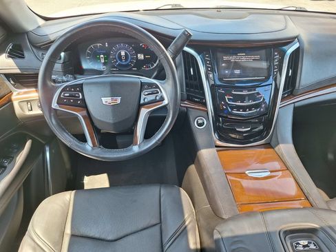 Used 2018 Cadillac Escalade ESV Luxury RWD image 11