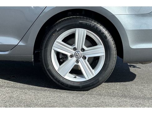 Used 2018 Volkswagen Golf SE image 32