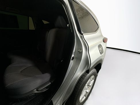 Used 2023 Toyota Highlander LE FWD image 26