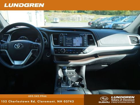 Used 2018 Toyota Highlander XLE w/ Carpet Mat Package (TMS) AWD/4WD image 6
