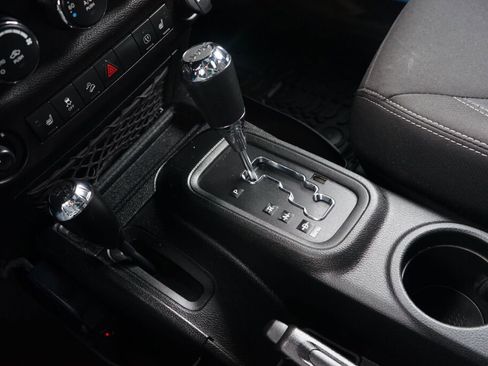 Used 2018 Jeep Wrangler Unlimited Rubicon w/ Connectivity Group image 17