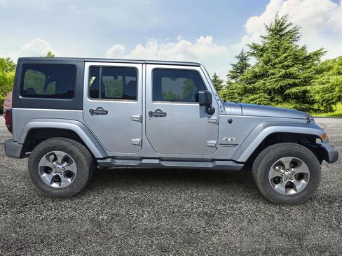 Used 2018 Jeep Wrangler Unlimited Sahara w/ Connectivity Group AWD/4WD image 8