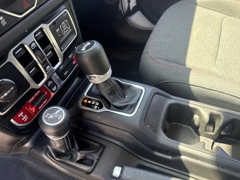 Used 2025 Jeep Wrangler Unlimited Rubicon AWD/4WD image 16