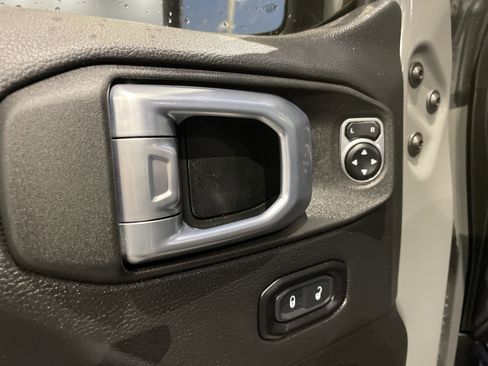 Used 2021 Jeep Wrangler Unlimited Sahara w/ Cold Weather Group image 15