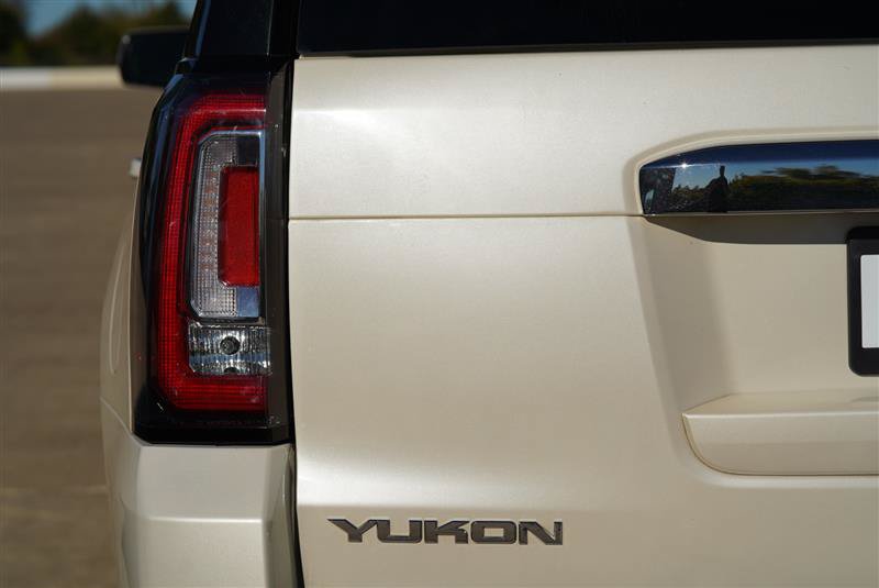 Used 2015 GMC Yukon Denali w/ Premium Package AWD/4WD image 39