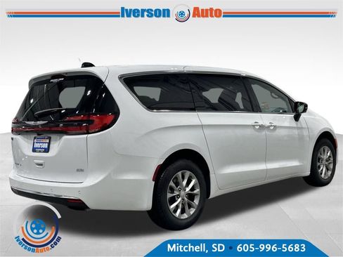 New 2026 Chrysler Pacifica Select image 8