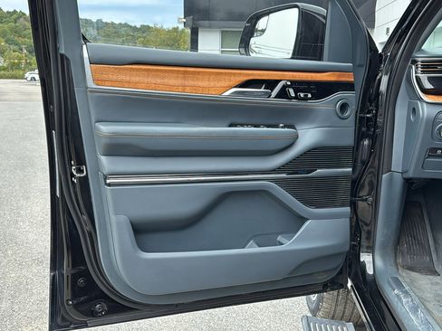 Used 2022 Jeep Grand Wagoneer Series III w/ Rear Seat Video Group 1 image 12