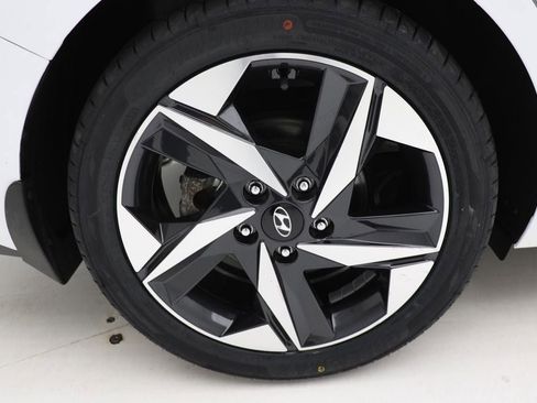 Used 2023 Hyundai Elantra Limited image 9