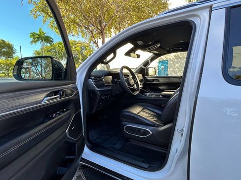 Used 2024 Jeep Wagoneer Series II w/ Flexible Seating Group AWD/4WD image 16