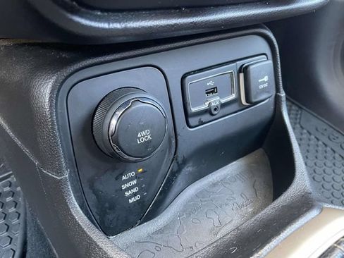 Used 2017 Jeep Renegade Limited AWD/4WD image 32