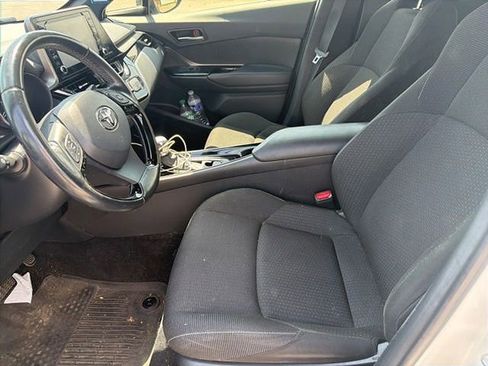 Used 2019 Toyota C-HR XLE FWD image 4