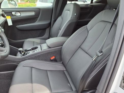 New 2025 Volvo XC40 B5 Core w/ Climate Package image 18