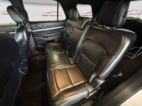 Used 2019 Ford Explorer XLT w/ Equipment Group 202A AWD/4WD image 11