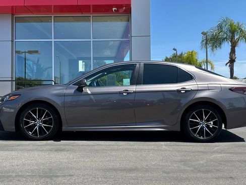 Certified 2022 Toyota Camry SE image 9
