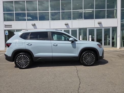 New 2026 Volkswagen Taos SE FWD image 3
