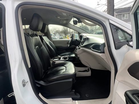 Used 2017 Chrysler Pacifica Touring-L image 32