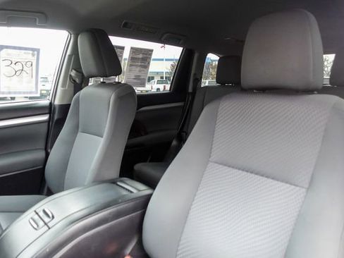 Used 2019 Toyota Highlander LE image 25
