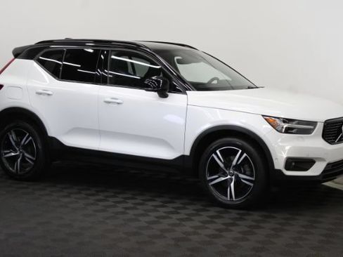 Used 2019 Volvo XC40 T4 R-Design FWD image 3