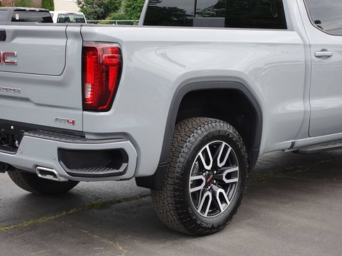 Used 2025 GMC Sierra 1500 AT4 w/ Technology Package AWD/4WD image 12