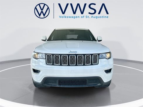 Used 2021 Jeep Grand Cherokee Laredo image 3