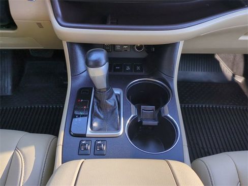 Used 2019 Toyota Highlander XLE image 19