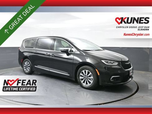 Used 2023 Chrysler Pacifica Limited FWD image 1