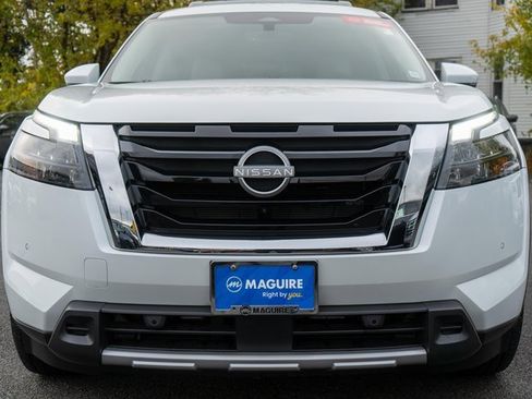 Certified 2025 Nissan Pathfinder SL image 3