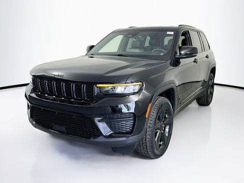 Used 2023 Jeep Grand Cherokee Altitude AWD/4WD image 1