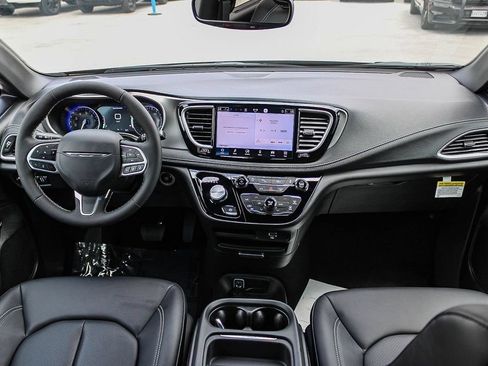 New 2027 Chrysler Pacifica Select FWD image 13
