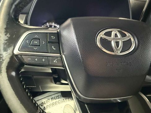 Used 2021 Toyota Highlander LE AWD/4WD image 14