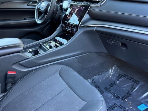 Used 2023 Jeep Grand Cherokee Laredo image 18