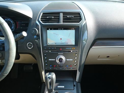 Used 2018 Ford Explorer Limited w/ Equipment Group 301A FWD image 20