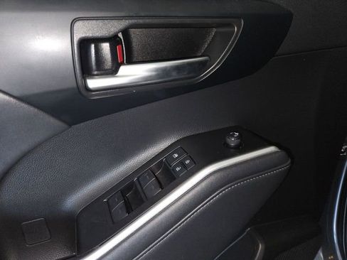 Used 2021 Toyota Highlander XLE FWD image 13